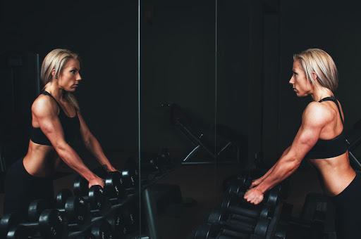 girl working out while looking in the mirror