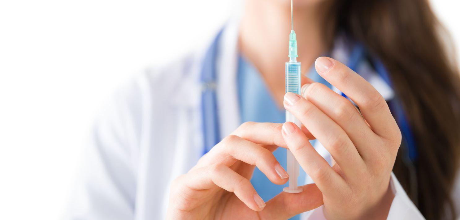 Médecin qui tient un vaccin en mains