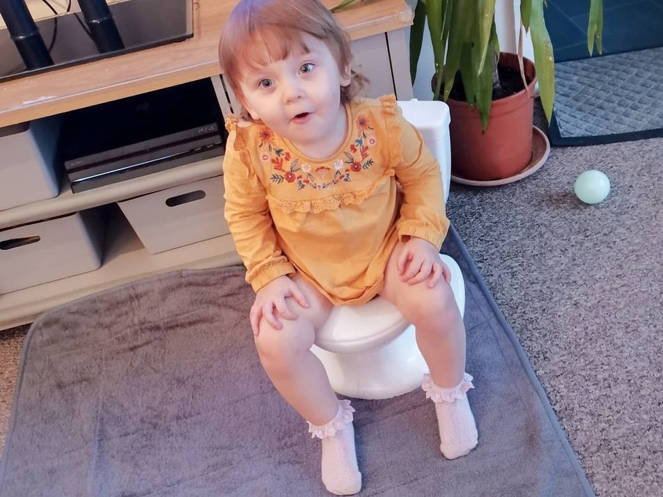 girl on a potty with PeapodMat