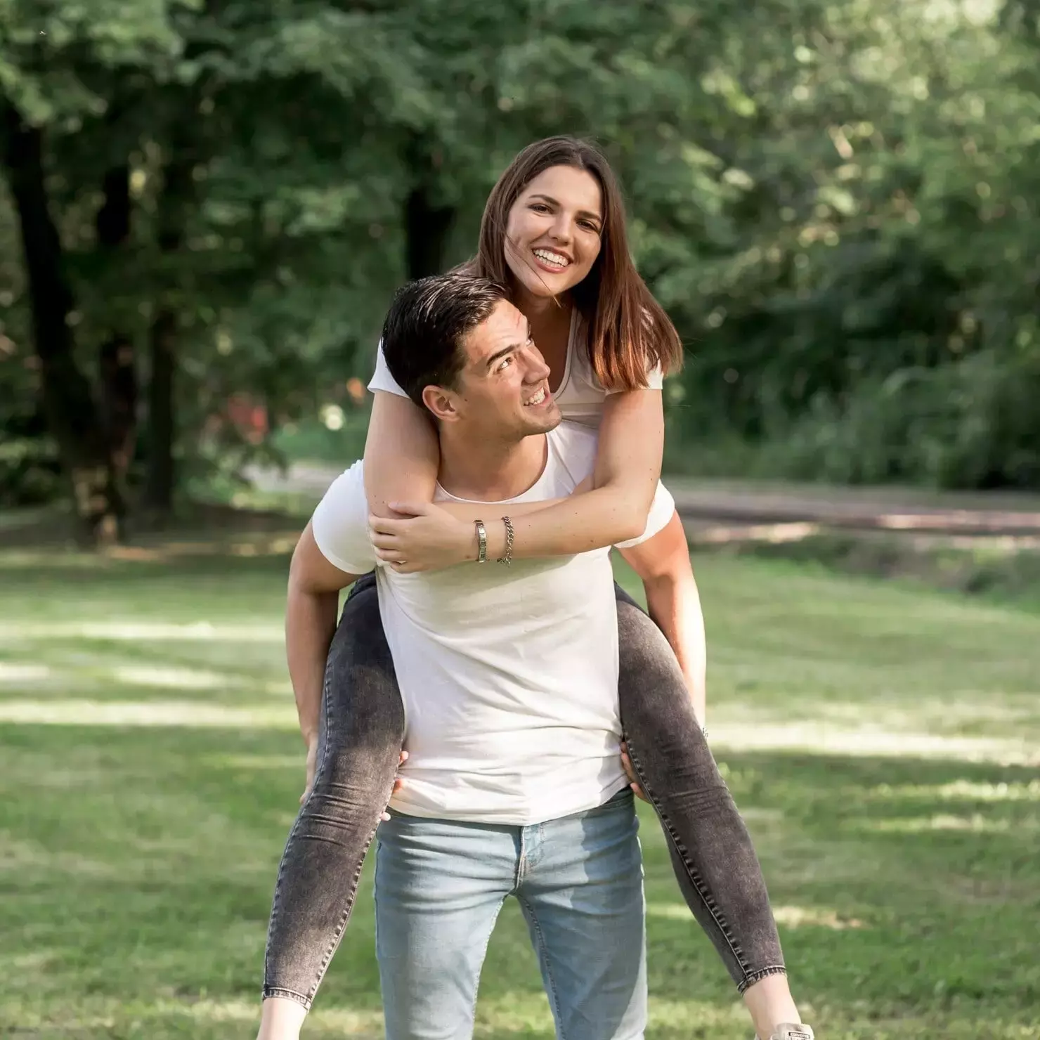 “Couple souriant en plein air – image associée au bien-être général et à la santé quotidienne naturelle”