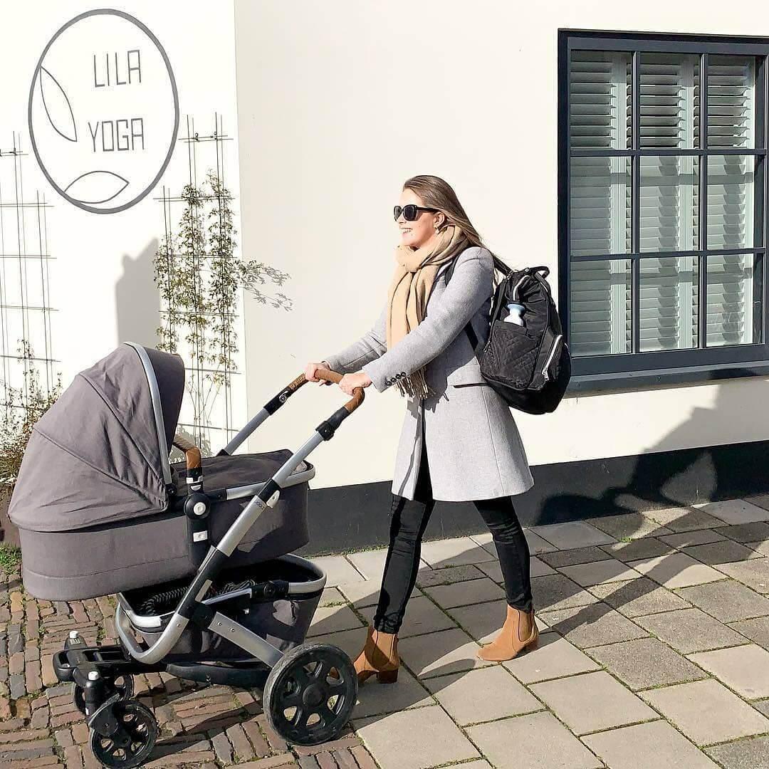 Babyvoeding makkelijk meenemen voor onderweg in de NanaBeebi luiertas rugzak. Warm of koud flesvoeding stop je in de luiertas rugzak van NanaBeebi.