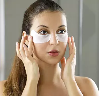 influencer showing Eye masks