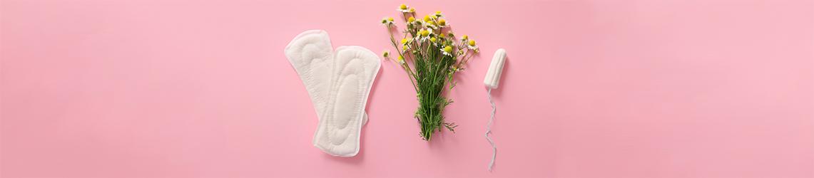 2 serviettes hygiéniques jetables avec des fleurs et un tampon hygiénique