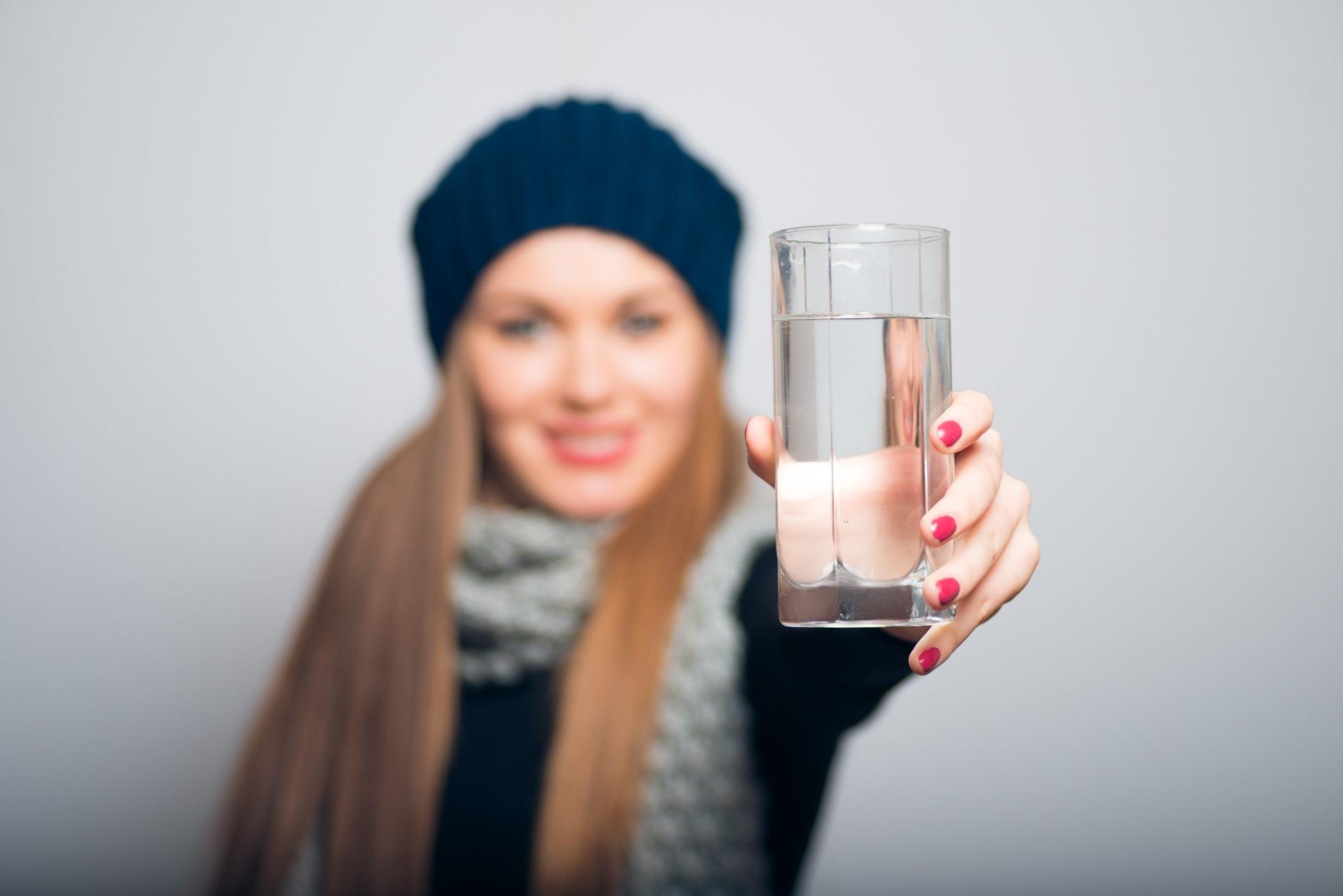 Читая вода. Winter Drink Water. Woman drinking from a can Winter. Water Drink on Winter. Like Water Drink Winter.