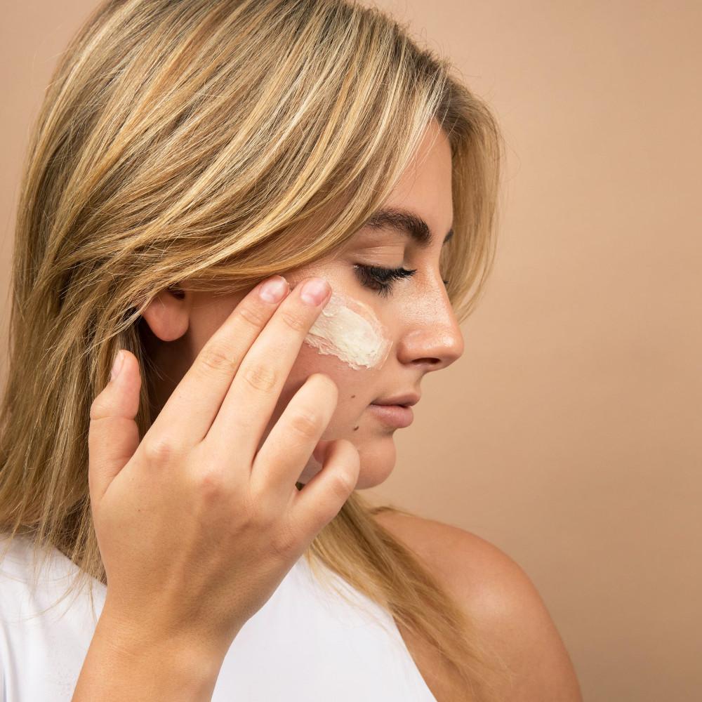 Applying To Face Global Healing Luminous Hydrating Face Cream