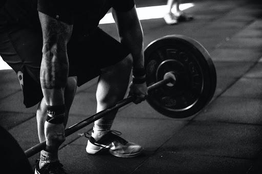 guy deadlifting with bumper plates