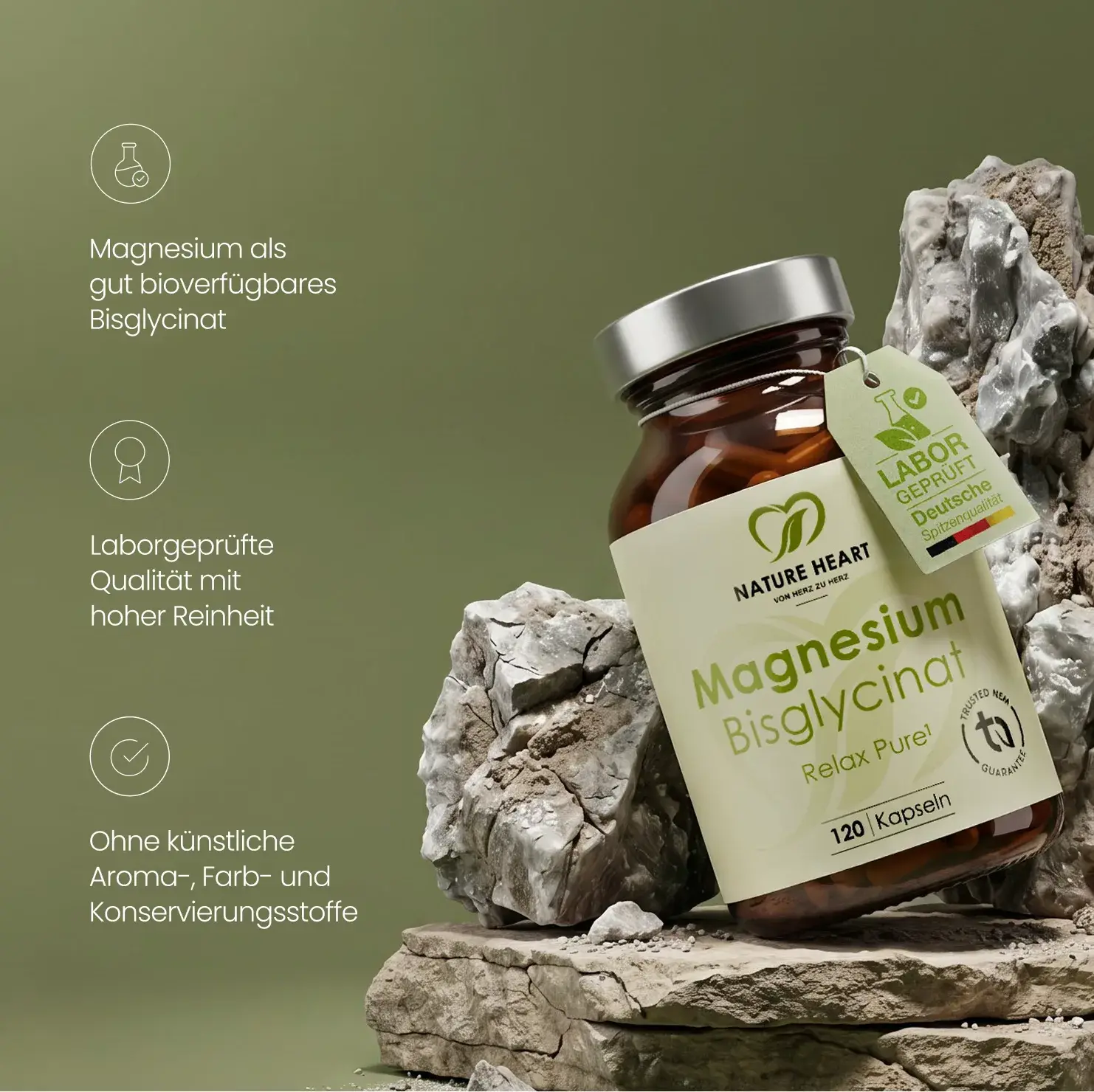 Ein Glas Nature Heart Magnesium Bisglycinat Kapseln auf Natursteinen vor grünem Hintergrund mit Hinweisen zu Reinheit.