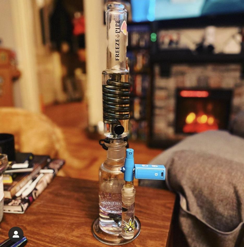 Bong and Bong XL Freeze Pipe The Freeze Pipe
