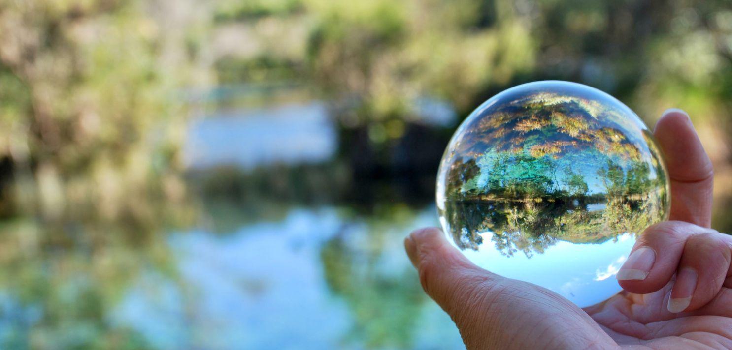 Main qui tient une boule de verre avec l'essentiel