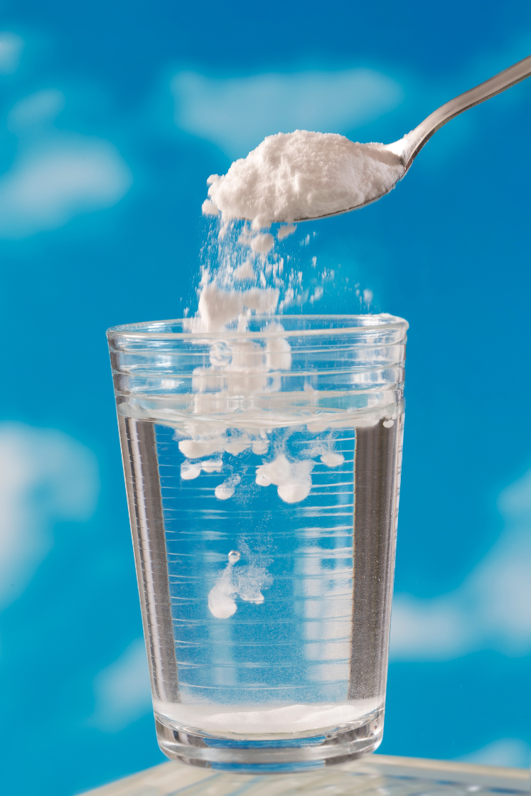bicarbonate de sodium, est une poudre blanche soluble dans l'eau
