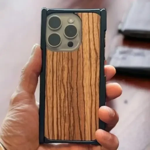 iPhone 15 Pro Noir Zebra Wood