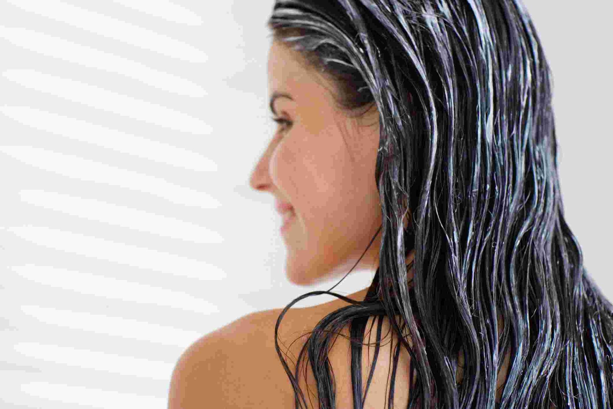 is-it-right-to-deep-condition-your-hair-before-washing-it
