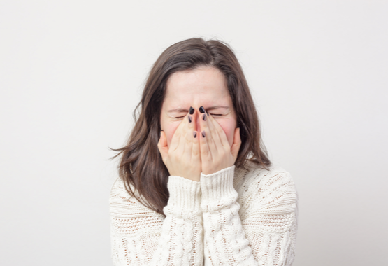Door te niezen in je handen, worden verkoudheidsvirussen overgedragen.