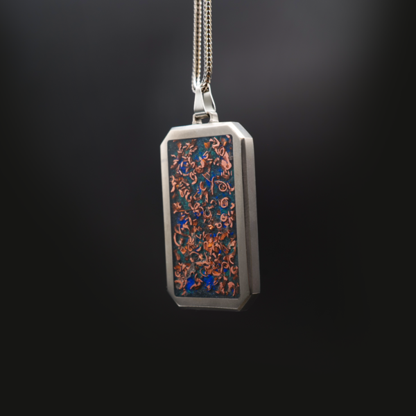 The Sunken Artifact Glowstone Pendant is a shipwreck themed glow in the dark pendant that glows bright blue