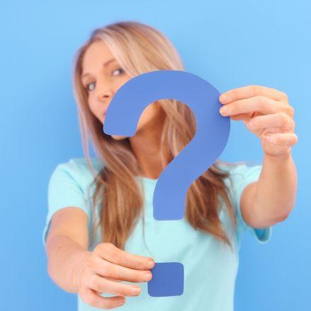 femme posant avec une question