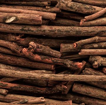 Pile of dried manjistha roots with a reddish-brown hue.