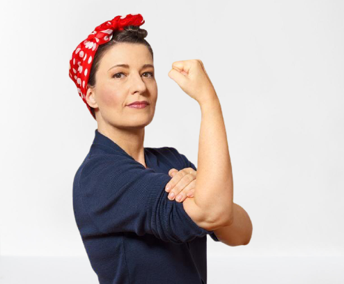 femme forte relevant sa manche