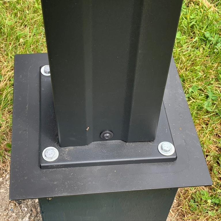 close up of flat plate on top of wooden box for sloped footing